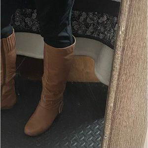 Nearly new women’s TAXI boots size 7 in tan